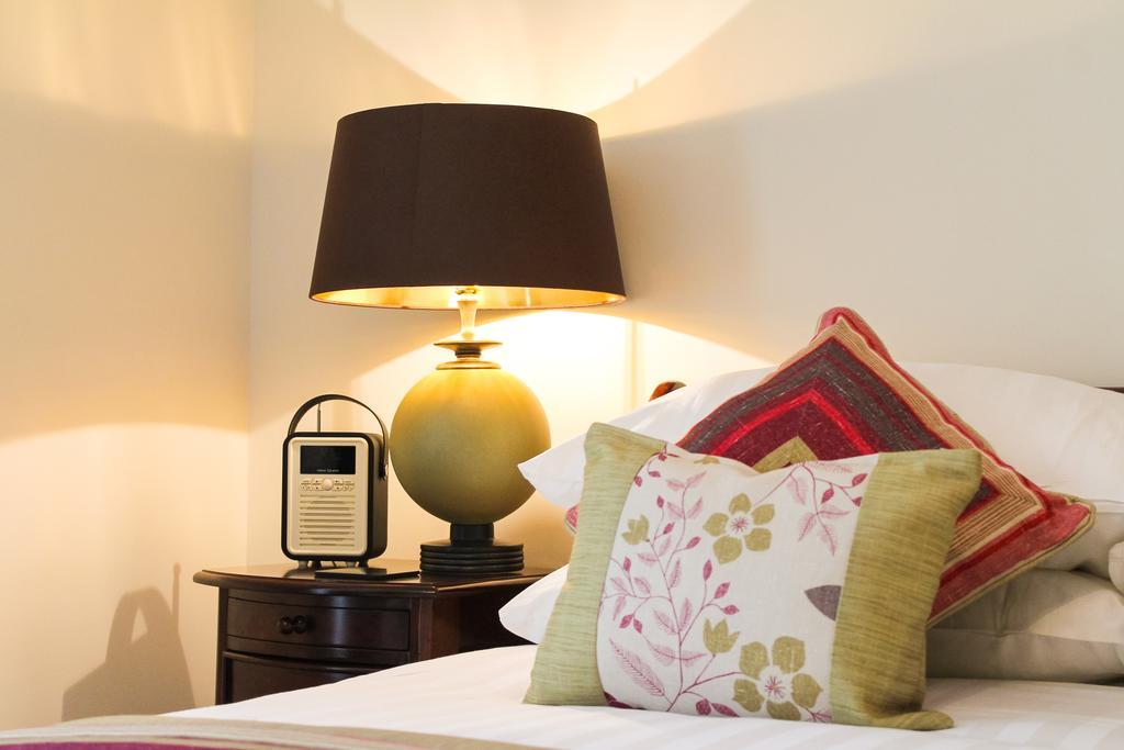 The Bishops Table Hotel Farnham  Exteriör bild