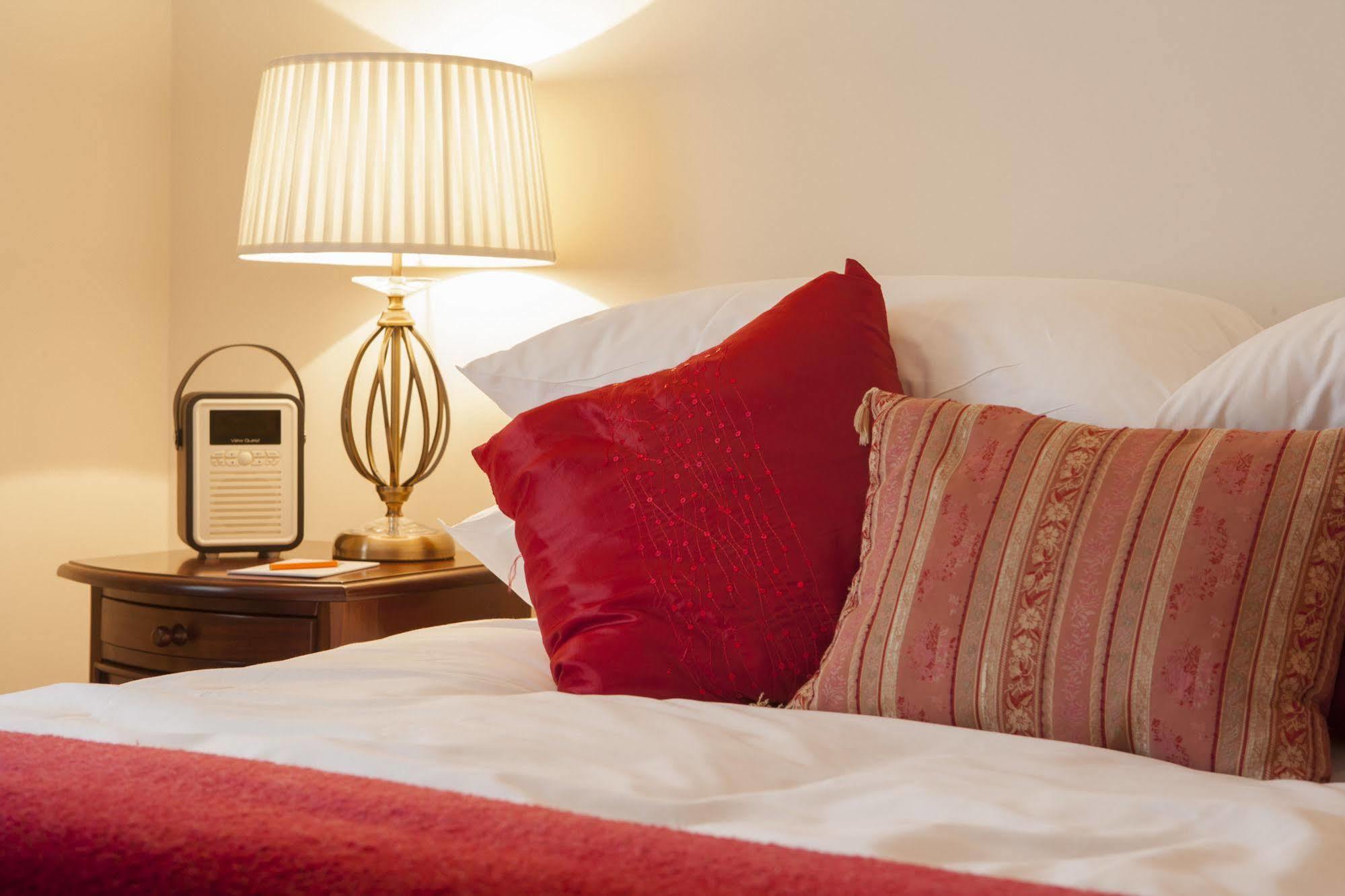 The Bishops Table Hotel Farnham  Exteriör bild